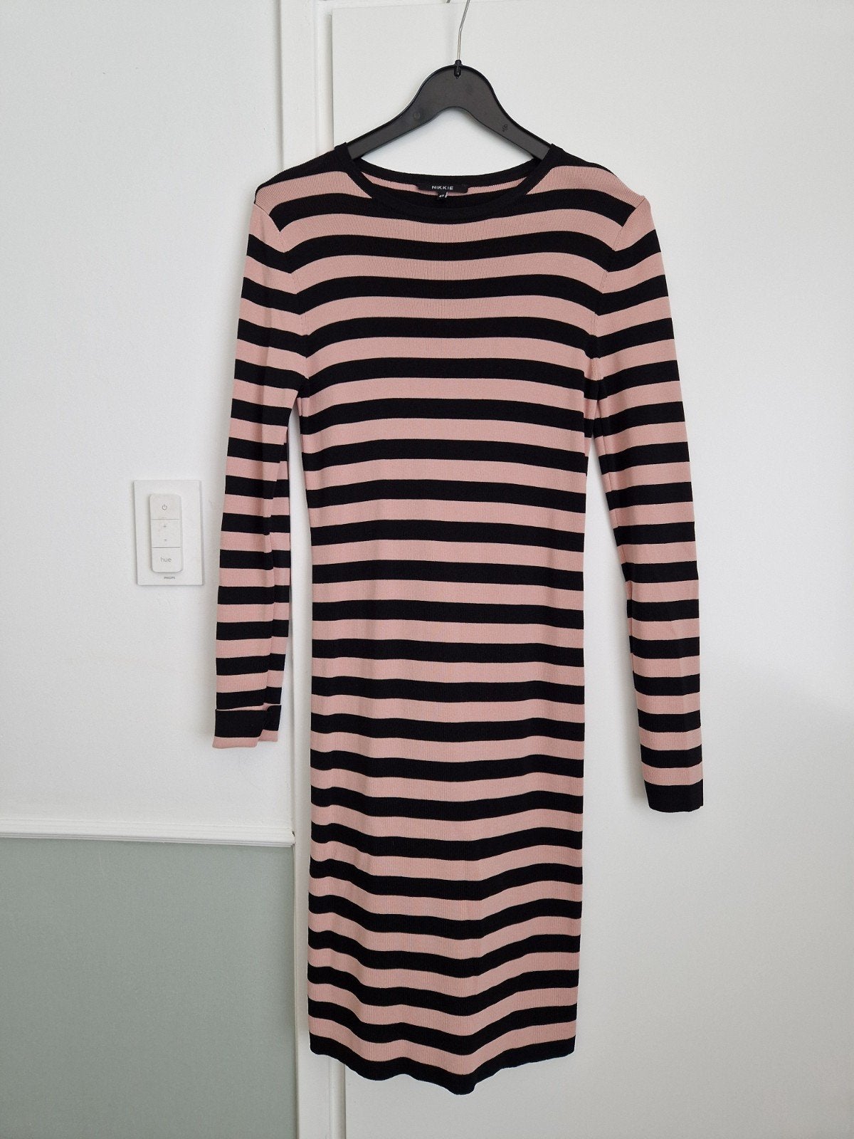 Nikkie, pencildress, zalm/zwart, 40, Maat 38/40 (M), Zwart, Ophalen of Verzenden, Zo goed als nieuw