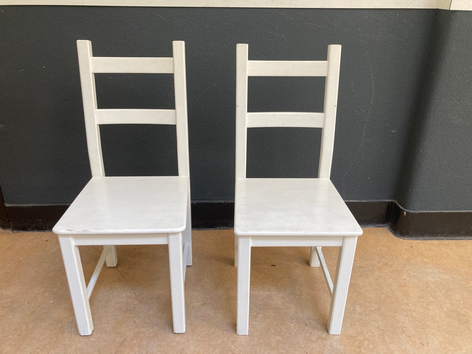 2 witte houten stoelen, samen of apart, Huis en Inrichting, Stoelen, Ophalen, Gebruikt