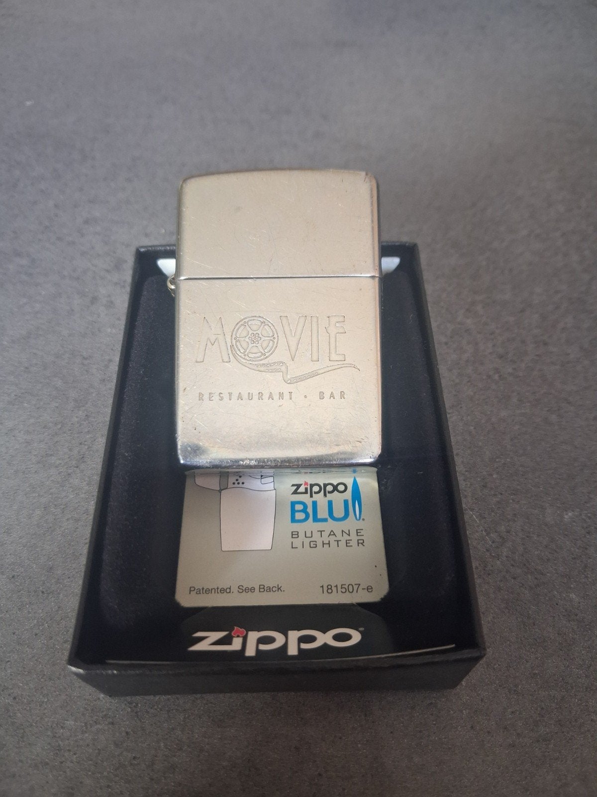 Zippo Blu aansteker 'Movie Restaurant Bar', Ophalen of Verzenden, Nieuw, Aansteker