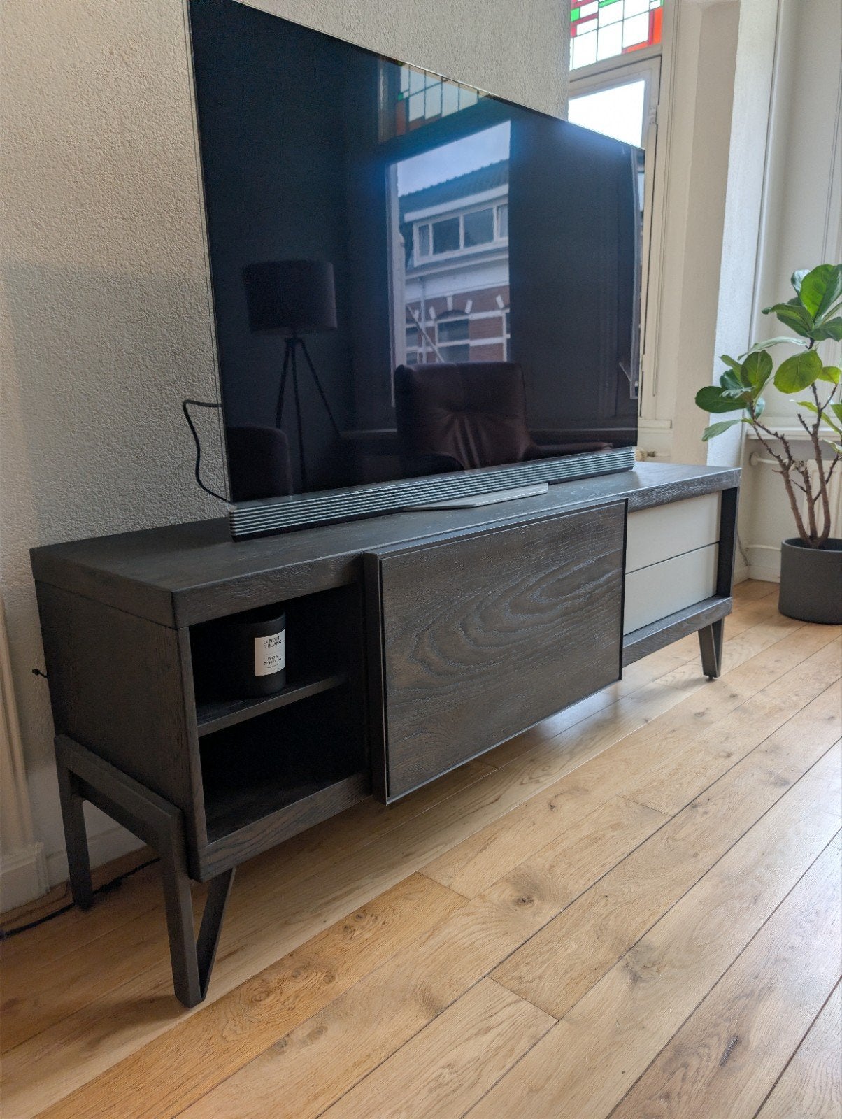 Modern TV-meubel van donker eikenhout met schuifdeur, Ophalen, 150 tot 200 cm, Eikenhout, Zo goed als nieuw