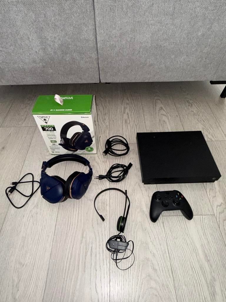 Xbox one X 1TB met controller en headsets, Spelcomputers en Games, Ophalen, Zo goed als nieuw, 1 TB, Met 1 controller