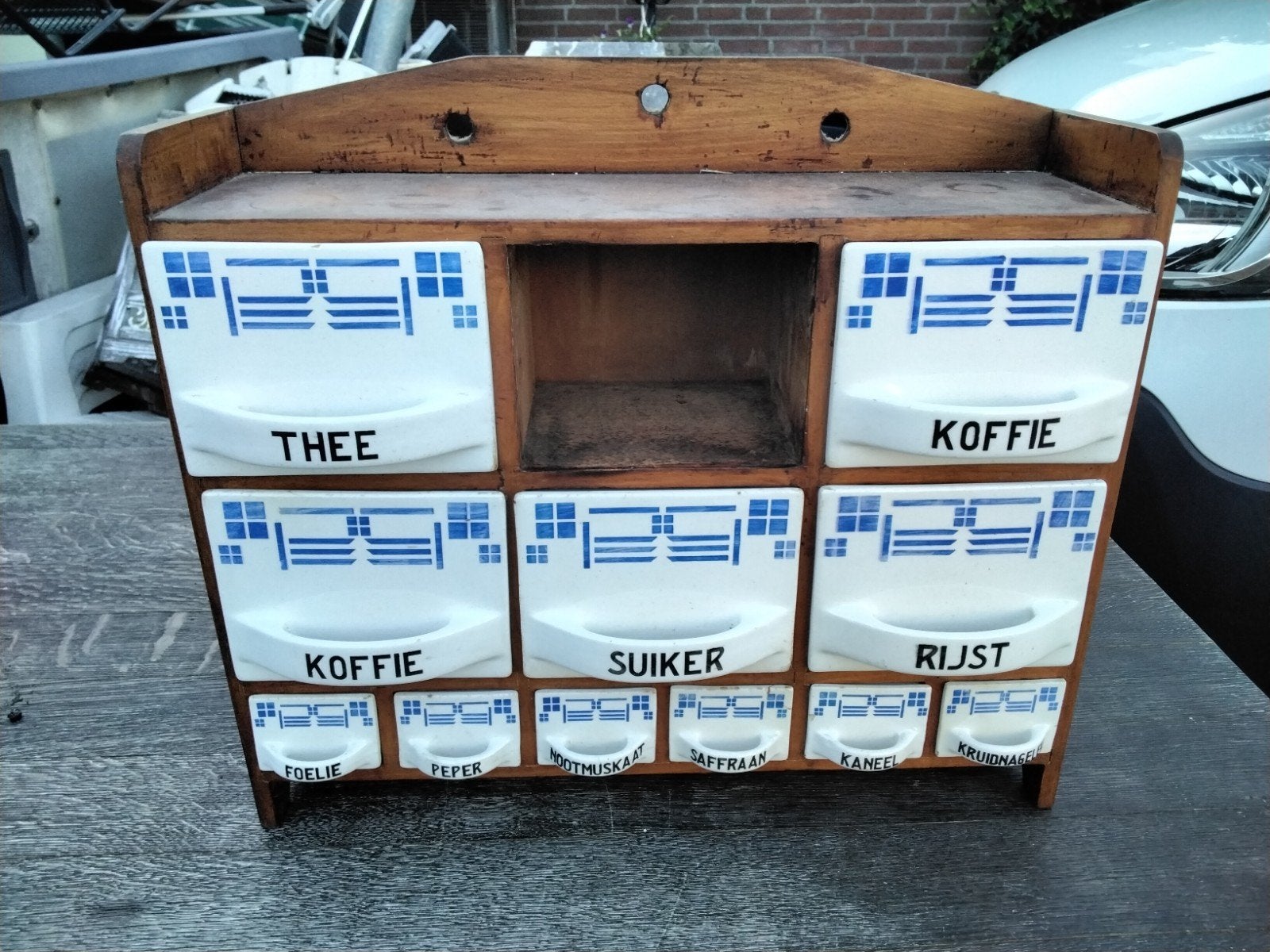 Kastje met porseleinen keukenbakjes., Ophalen of Verzenden