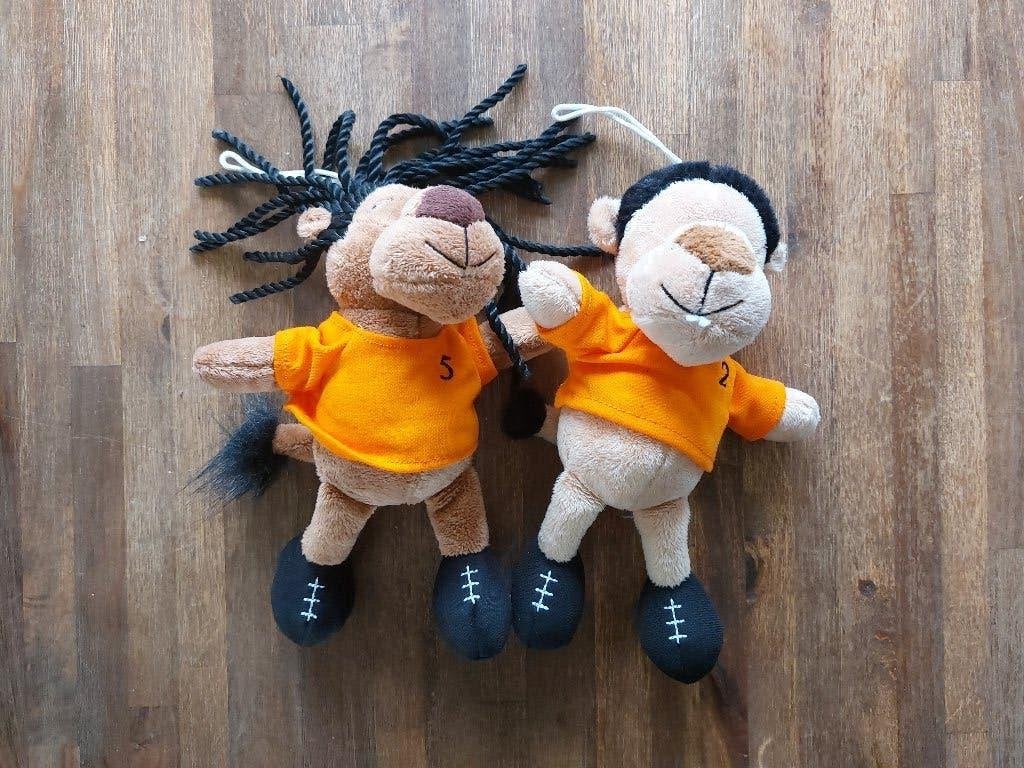 2x Nederlands Elftal mascotteknuffel nr. 2 en 5, Ophalen of Verzenden, Nieuw, Overige binnenlandse clubs, Beeldje of Poppetje
