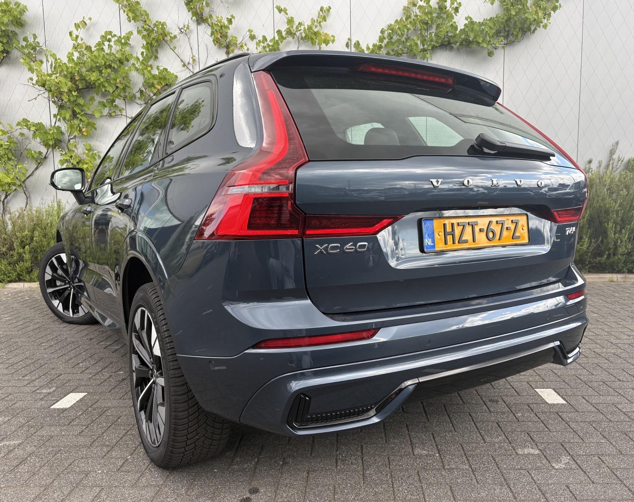 Volvo XC60 2.0 T6 Plug-in Hybrid AWD Ultra Dark | Facelift |, Auto's, Gebruikt, Euro 6, 4 cilinders, Blauw