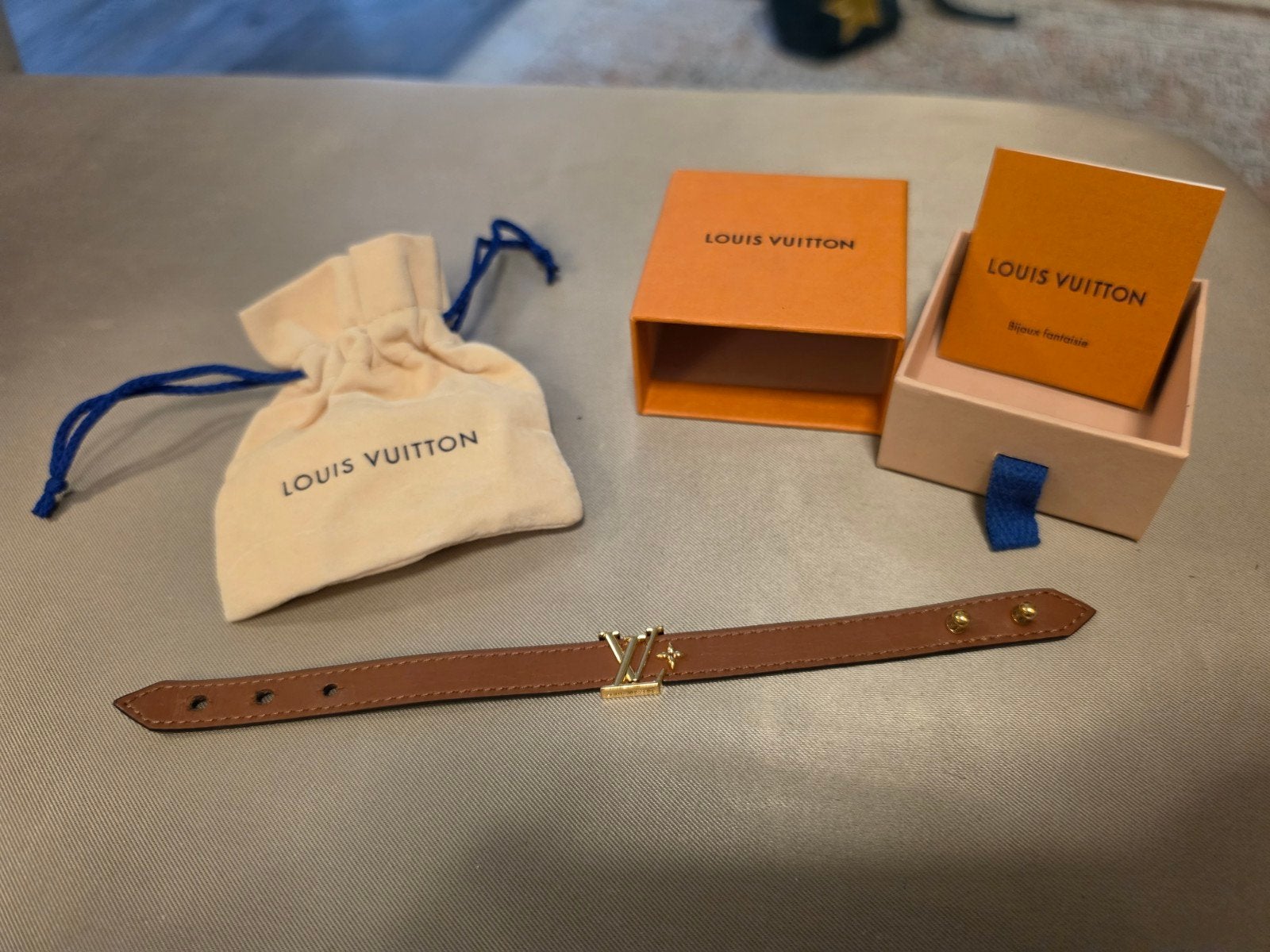 Louis Vuitton leren armbandje - Maat 17/18, Sieraden, Tassen en Uiterlijk, Armbanden, Ophalen of Verzenden, Zo goed als nieuw