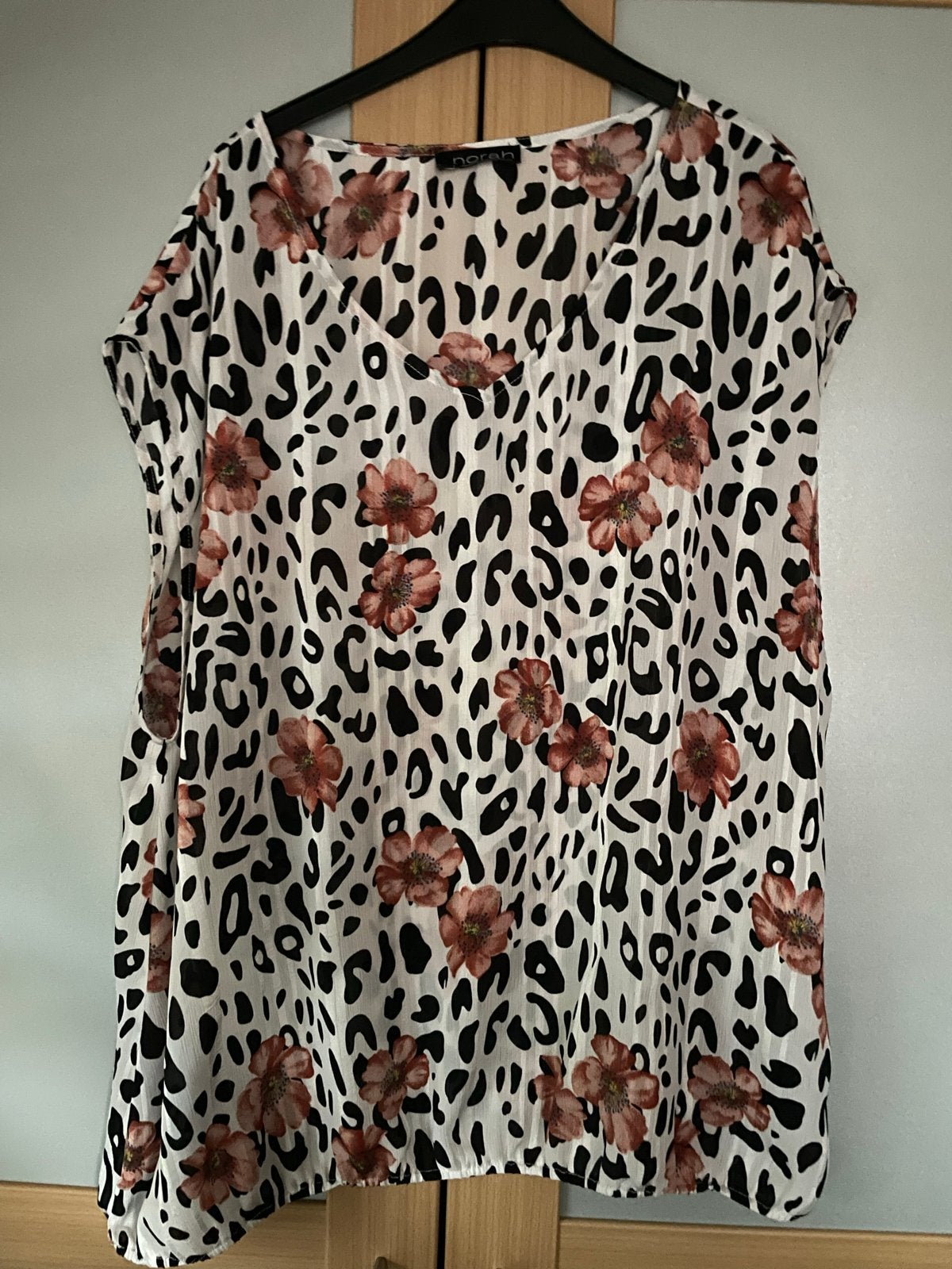 Norah Shirtje maat XL - Luipaardprint met bloemen, Verzenden, Wit, Maat 46/48 (XL) of groter, Zo goed als nieuw