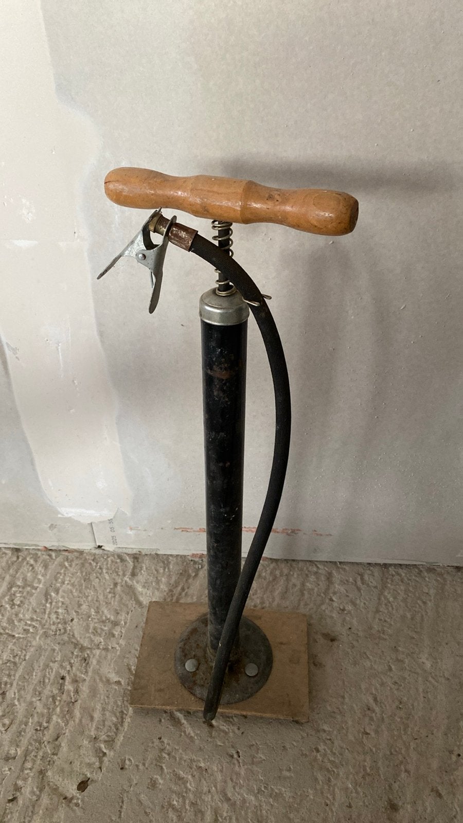 Vintage Voetpomp met Houten Handvat - Klassieke Uitstraling, Ophalen, Gebruikt