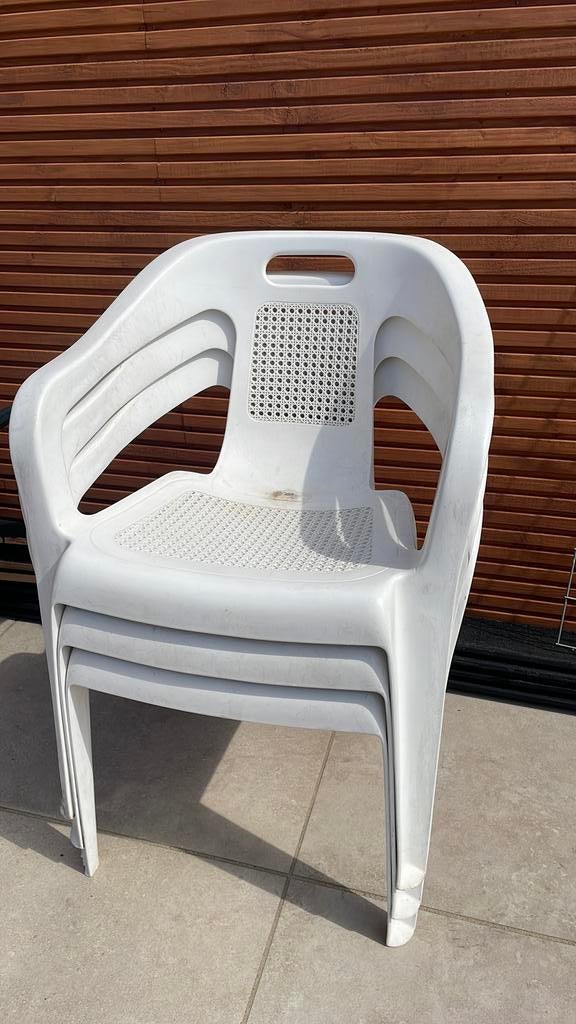 Drie witte tuinstoelen, Ophalen, Gebruikt, Kunststof, Stapelbaar