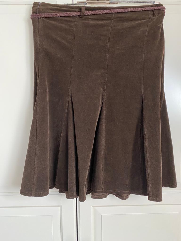 Bruine corduroy rok met zwierige pasvorm + gevlochten riem, Kleding | Dames, Rokken, Bruin, Maat 42/44 (L), Ophalen of Verzenden