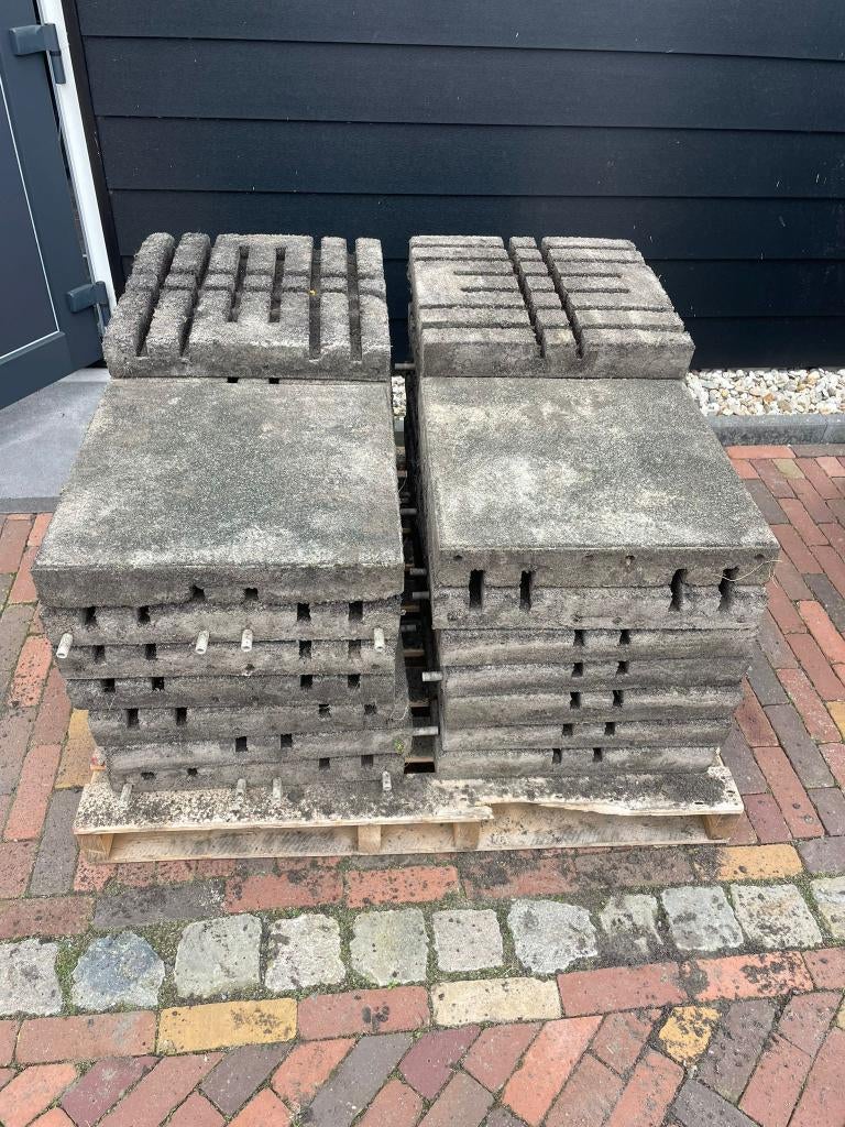 Rubberen tegels // 50x50x7 cm // Pen/Gat verbinding, Stalling, 4 paarden of pony's of meer