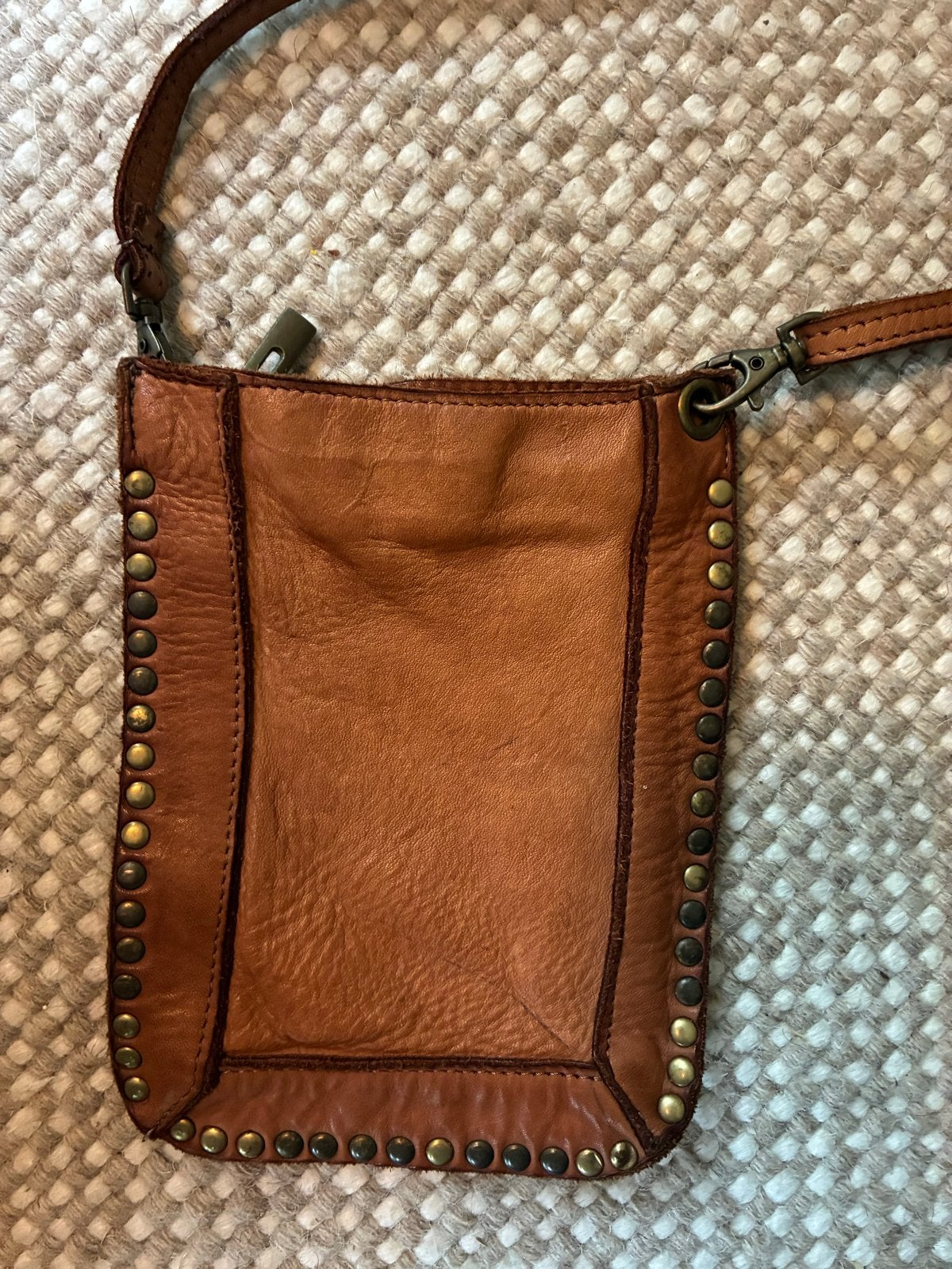 Vera Pelle leren schoudertasje met studs, nieuw, Ophalen of Verzenden, Nieuw, Bruin, Schoudertasje