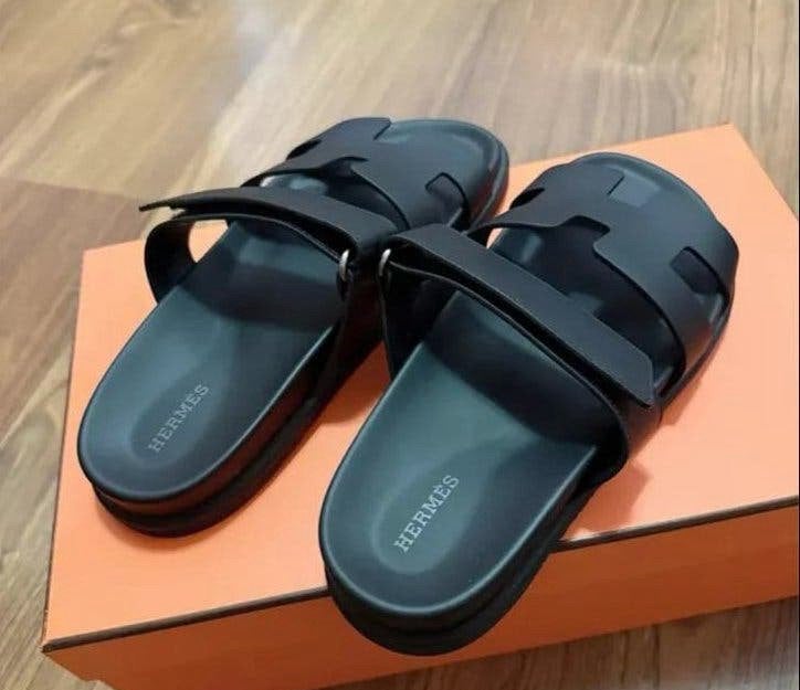 Hermes slippers nieuw, Ophalen of Verzenden, Zo goed als nieuw, Zwart, Slippers