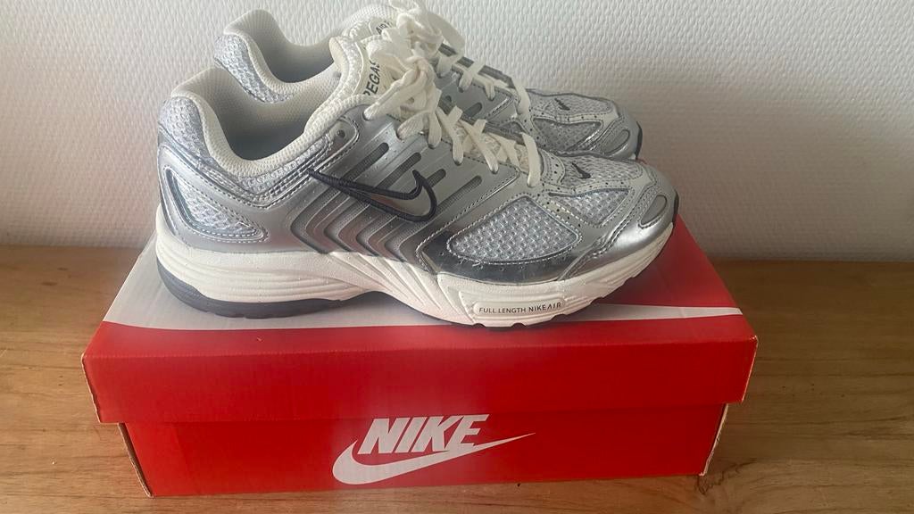 Nike Air Pegasus 2005 - Zilveren Sneakers, Ophalen of Verzenden, Zo goed als nieuw, Overige kleuren, Sneakers of Gympen