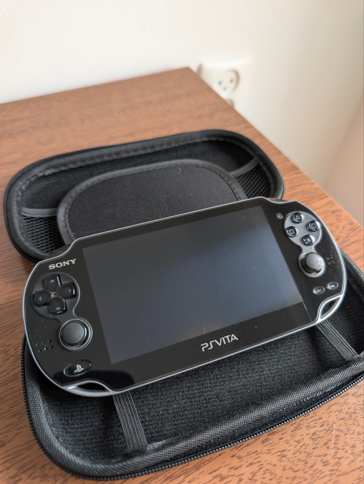 Modded PS Vita PCH-1004 OLED 256GB, Ophalen of Verzenden, Zo goed als nieuw, Zwart, Met camera
