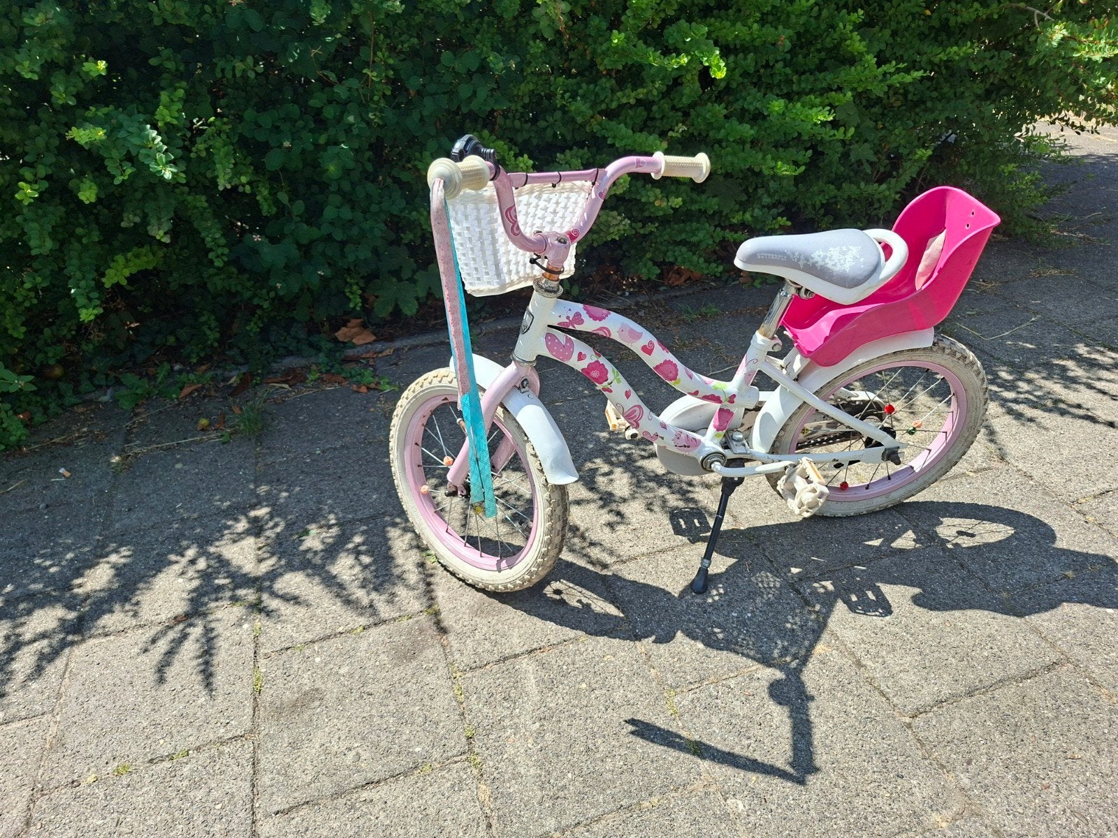 Leuke wit/roze kinderfiets met mandje en poppenstoeltje, Terugtraprem, Zijwieltjes, Butterfly, Ophalen of Verzenden