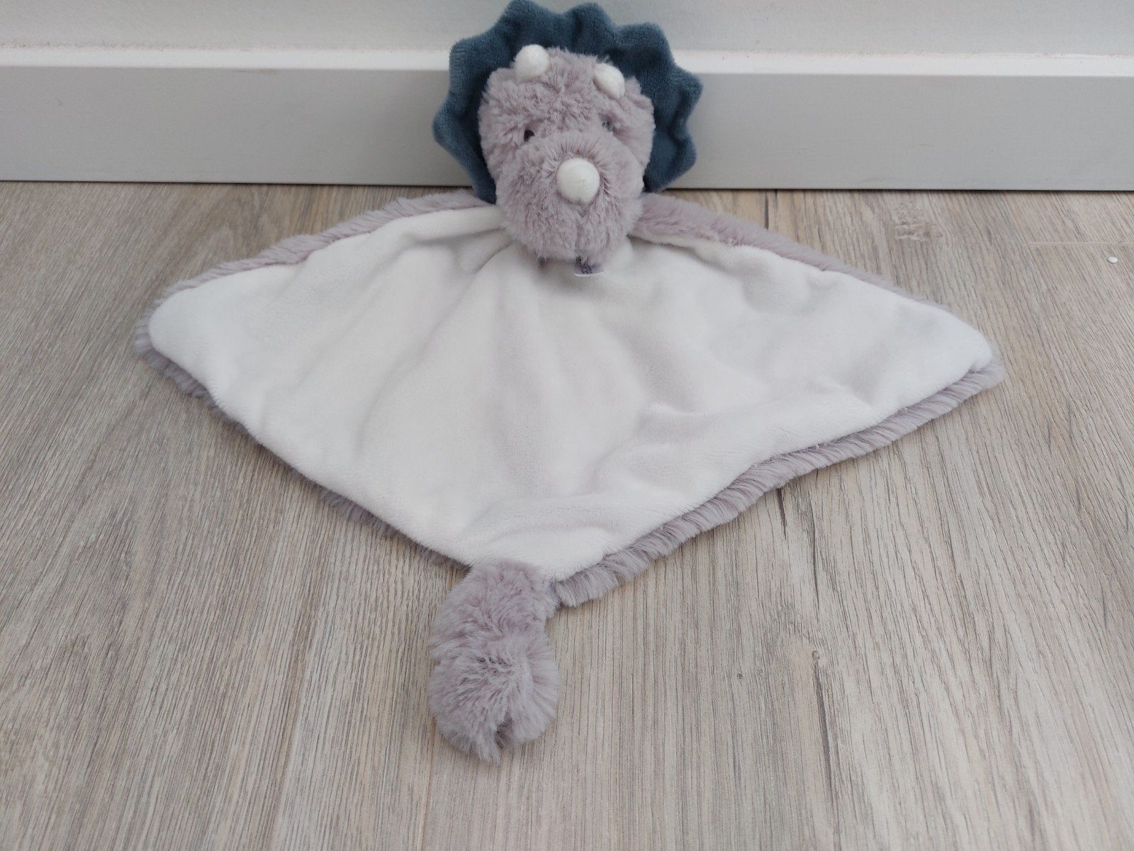 Knuffel knuffeldoekje happy horse tris Triceratops L1632, Ophalen of Verzenden, Zo goed als nieuw