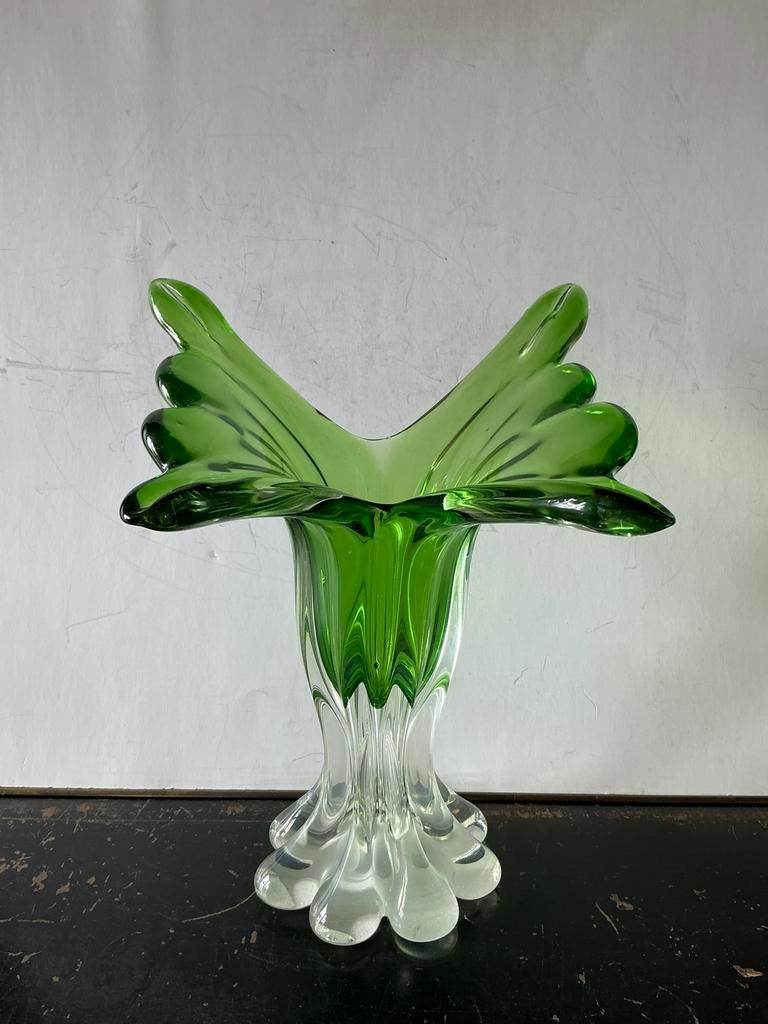 Aparte vaas van groen glas met een soort sommerso glas voet., Ophalen of Verzenden, Minder dan 50 cm, Groen, Glas