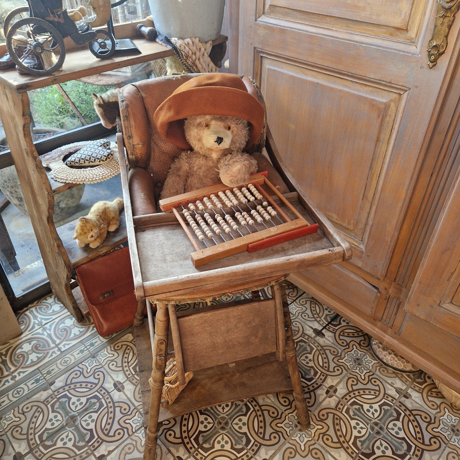 Oud brocante houten kinderstoeltje deco kinderkamer beer pop, Ophalen