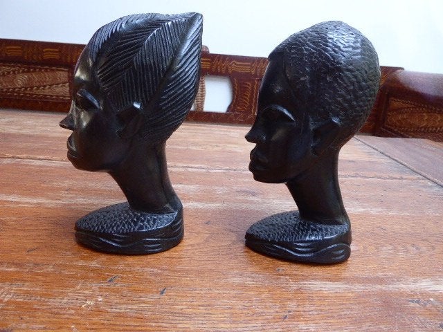 2 Ebbenhouten bustes, man en vrouw, boekensteunen, Minder dan 20 cm, Buste, Ophalen of Verzenden, Handgemaakt