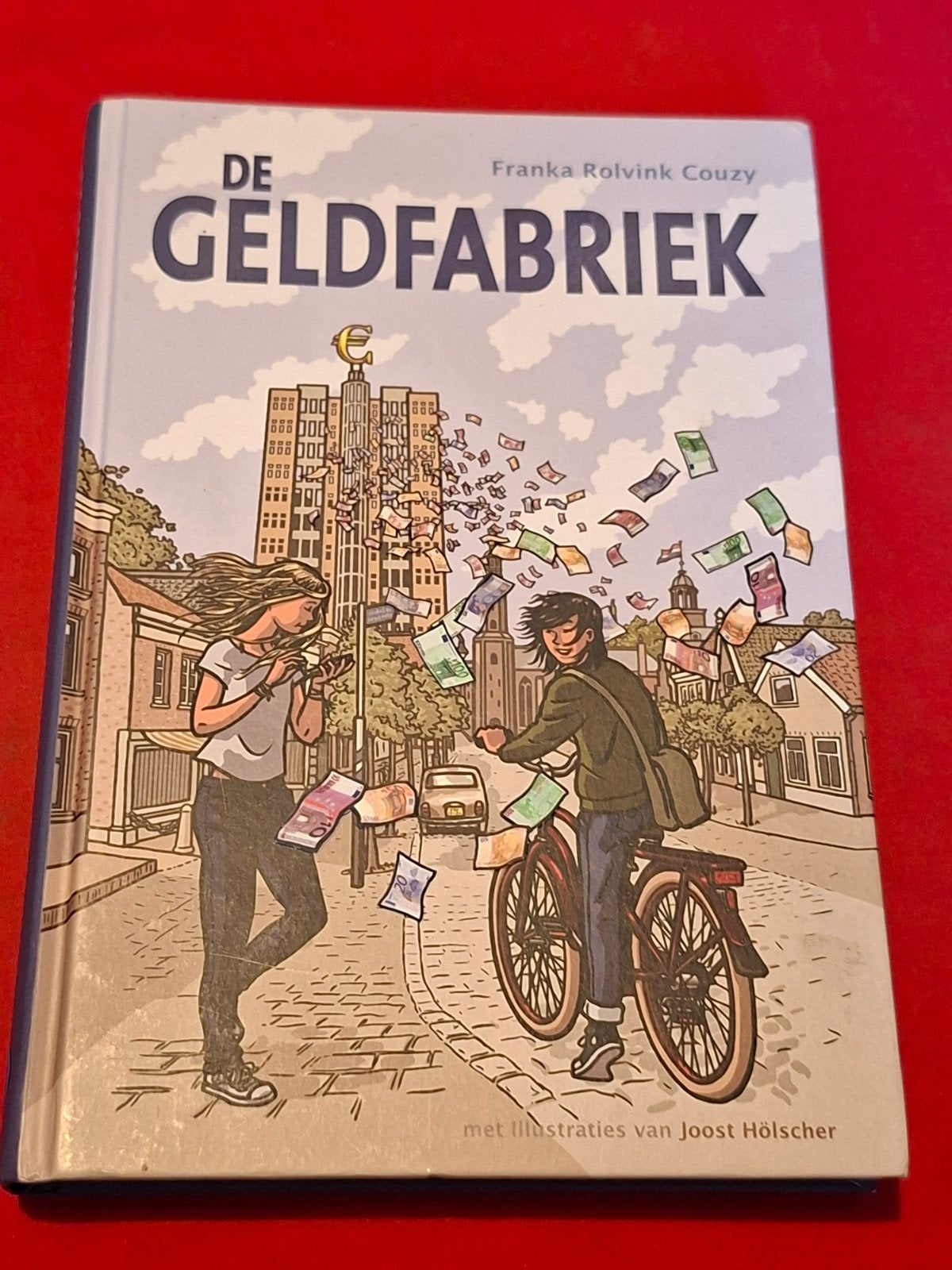 GESIGNEERD De geldfabriek. Franka Rolvink Couzy ea 2015 (1e), Ophalen of Verzenden, Gelezen
