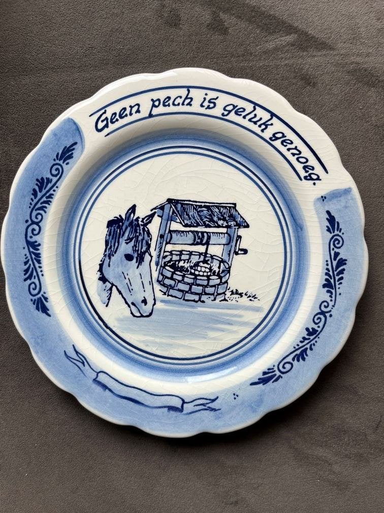 Delfts blauw wandbord 'Geen pech is geluk genoeg', Gebruikt, Vintage, Steen/keramiek, Ophalen of Verzenden