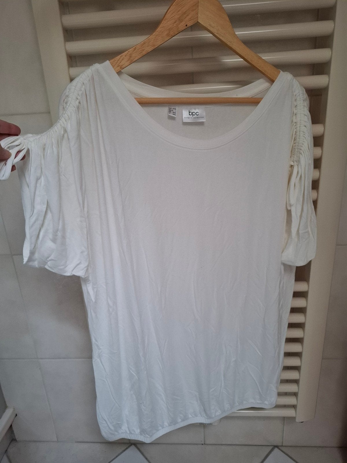 Nieuwstaat. Wit shirt met strikjes. BPC Collection. 44-46., Bonprix, Wit, Ophalen of Verzenden, Zo goed als nieuw