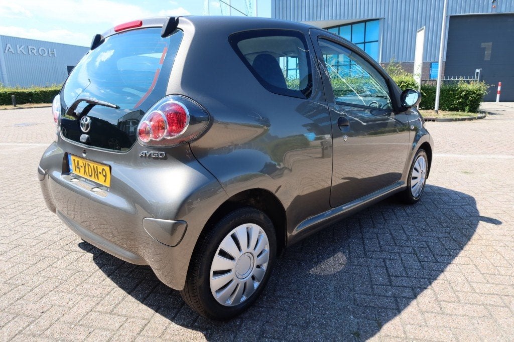 Toyota AYGO 1.0 VVT-I ACCESS, Auto's, Toyota, Euro 5, Bruin, 4 stoelen, Bedrijf