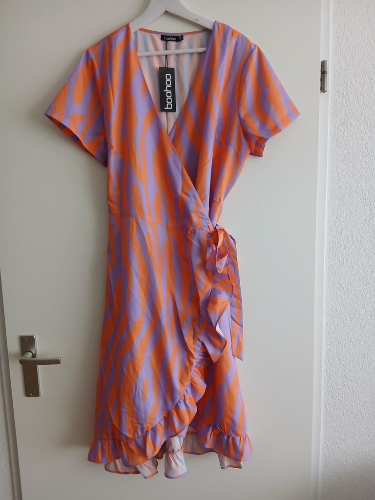 Prachtig wikkel jurkje mét kaartjes van BOOHOO. Maat 42., Verzenden, Boohoo, Maat 42/44 (L), Nieuw