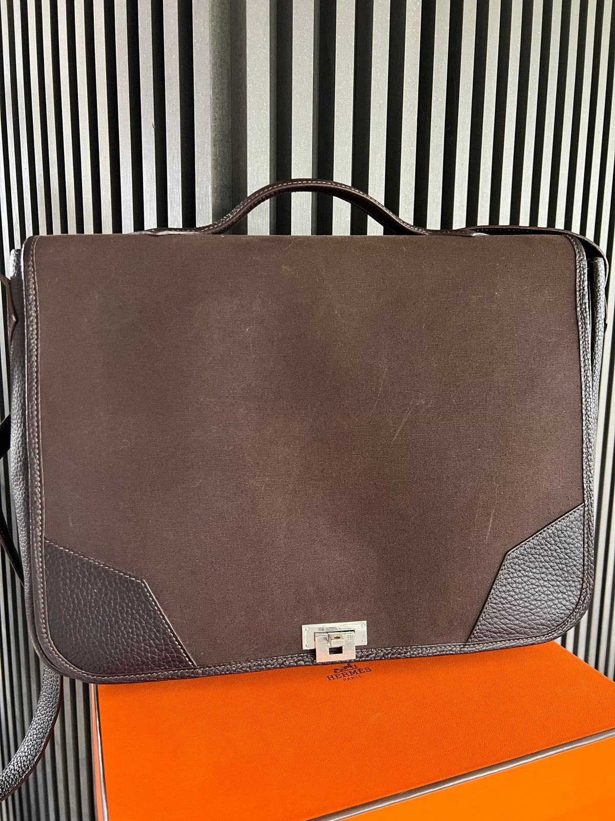 HERMES Victoria Messenger Bag Unisex Brown Laptop Leather, 30 cm of meer, Gebruikt, Bruin, Minder dan 35 cm