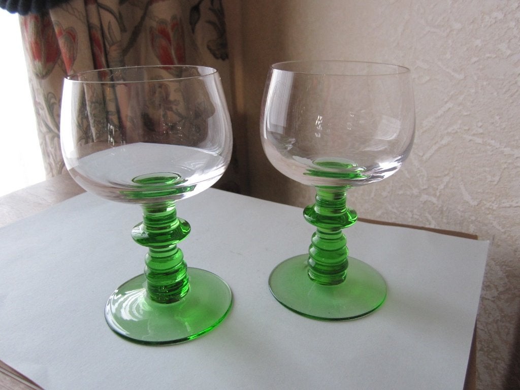 Vijf mooie witte wijnglazen - smaragdgroene stam en voet, Antiek en Kunst, Antiek | Glas en Kristal, Verzenden