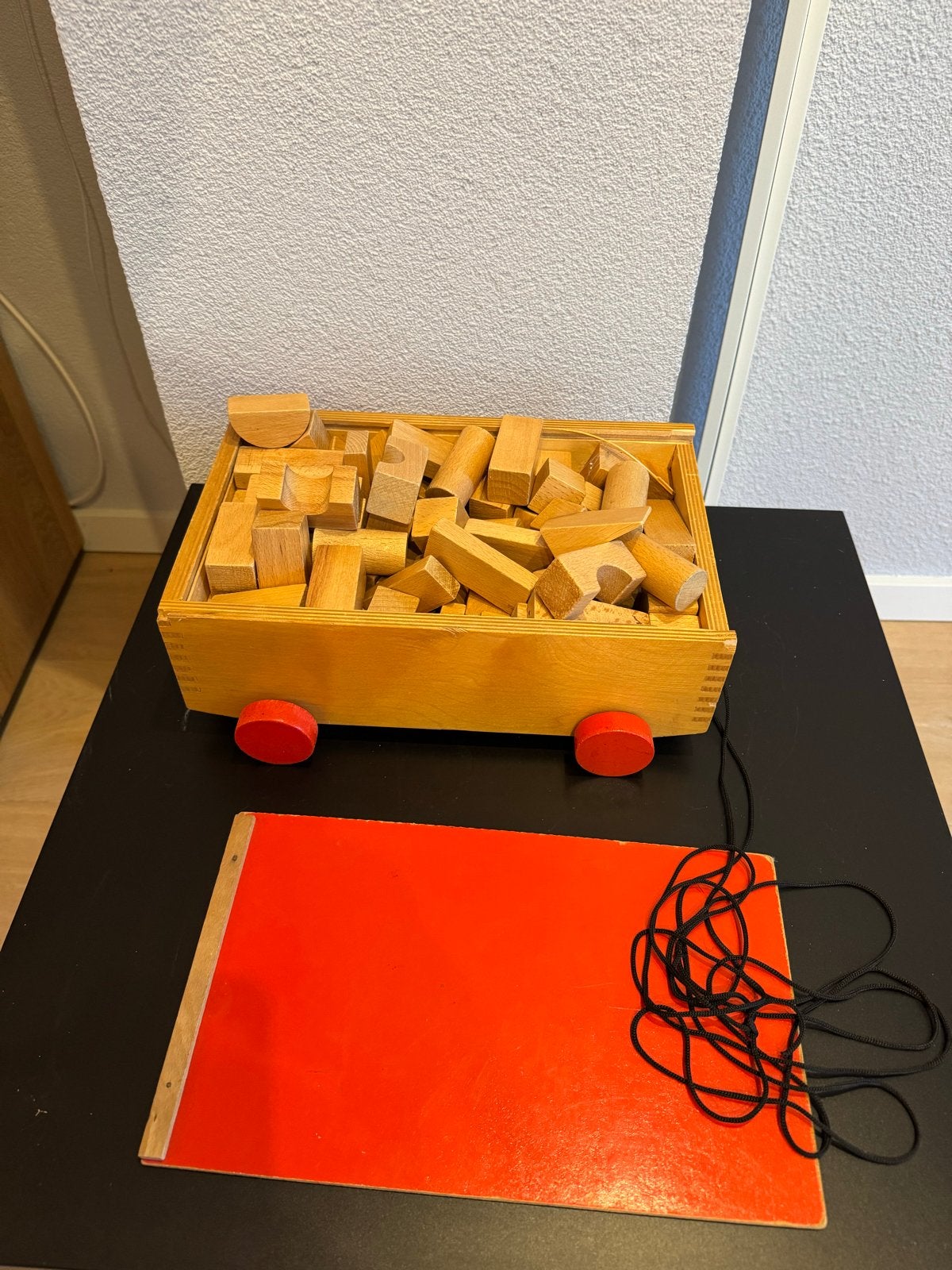 Houten bouwblokken in trekkar, Ophalen of Verzenden, Gebruikt, Rij- of Hobbelspeelgoed