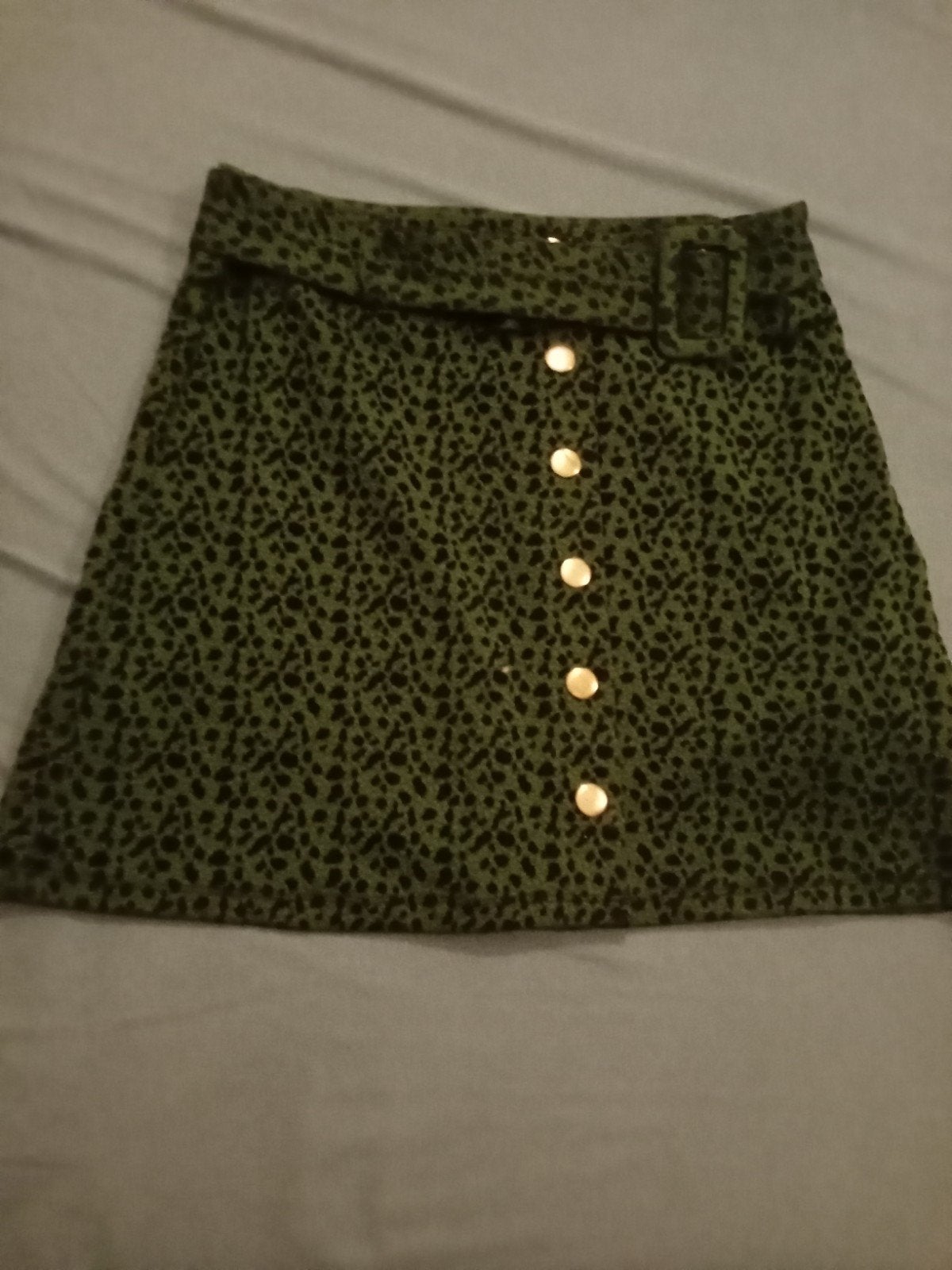 Zara mini rok met luipaardprint en gouden knopen, Kleding | Dames, Zara, Zo goed als nieuw, Boven de knie, Groen