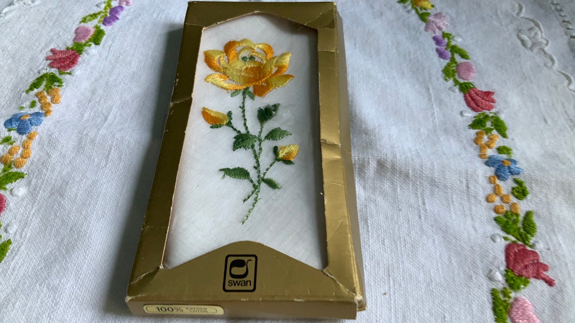 Vintage geborduurd Swan zakdoekje in doosje, Antiek en Kunst, Ophalen of Verzenden