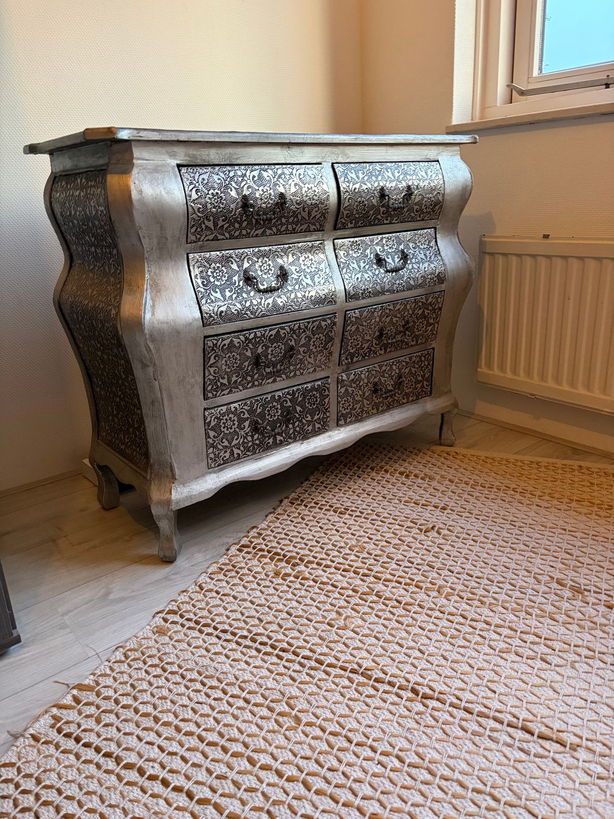 Barok commode met 8 lades - Zilverkleurig met patroon, Huis en Inrichting, Ophalen, Gebruikt, 100 tot 150 cm, Met lade(s)