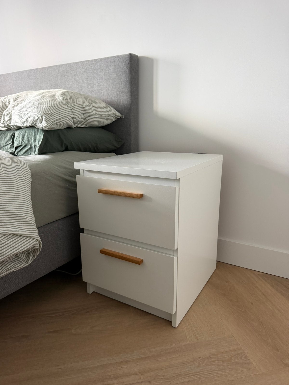IKEA STORKLINTA nachtkastjes 2x (met houten handgreepjes)
