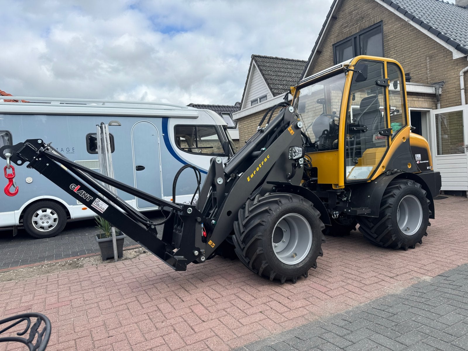 Wiellader te huur met machinist en diverse aanbouwdelen, Zakelijke goederen, Machines en Bouw | Kranen en Graafmachines, Ophalen of Verzenden