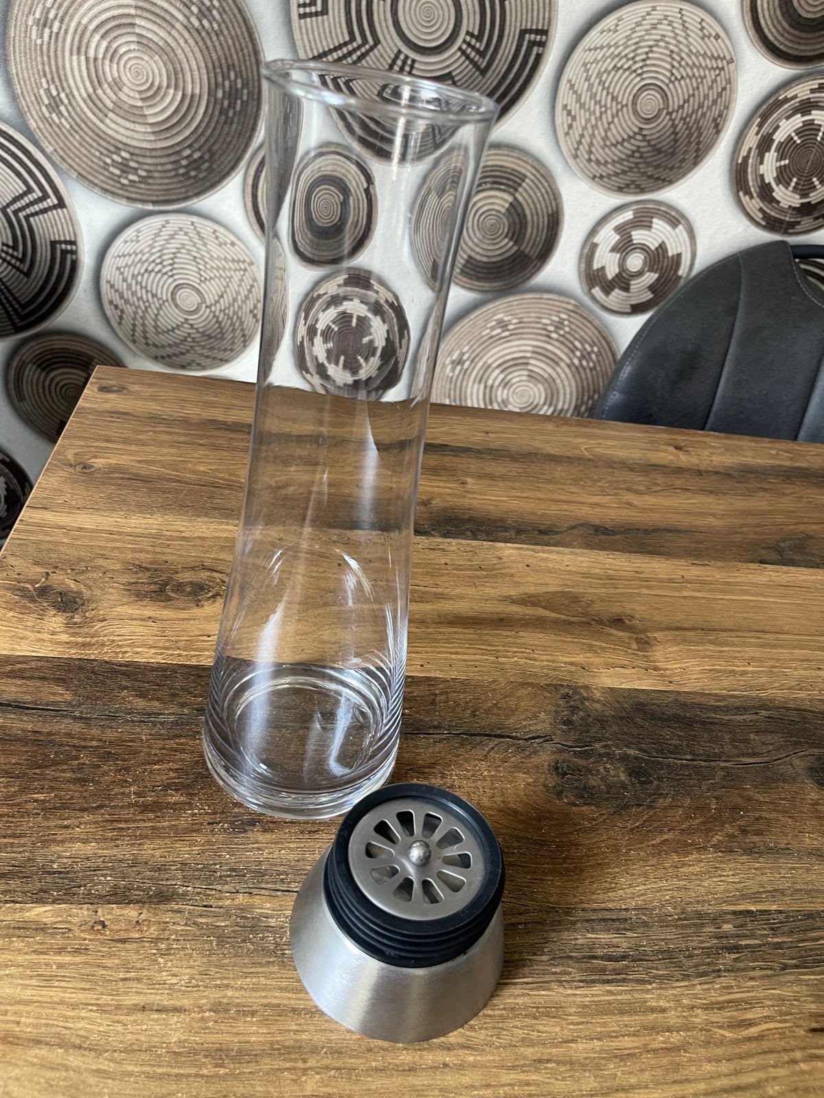Glazen karaf met metalen schenktuit, Ophalen, Zilver, Zo goed als nieuw, Glas