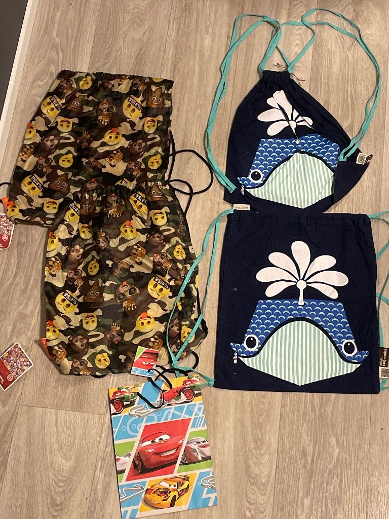 Nieuw zwem/gymtas 4x emoji en cars cadeautasje, Ophalen of Verzenden, Overige figuren, Nieuw, Beeldje of Figuurtje