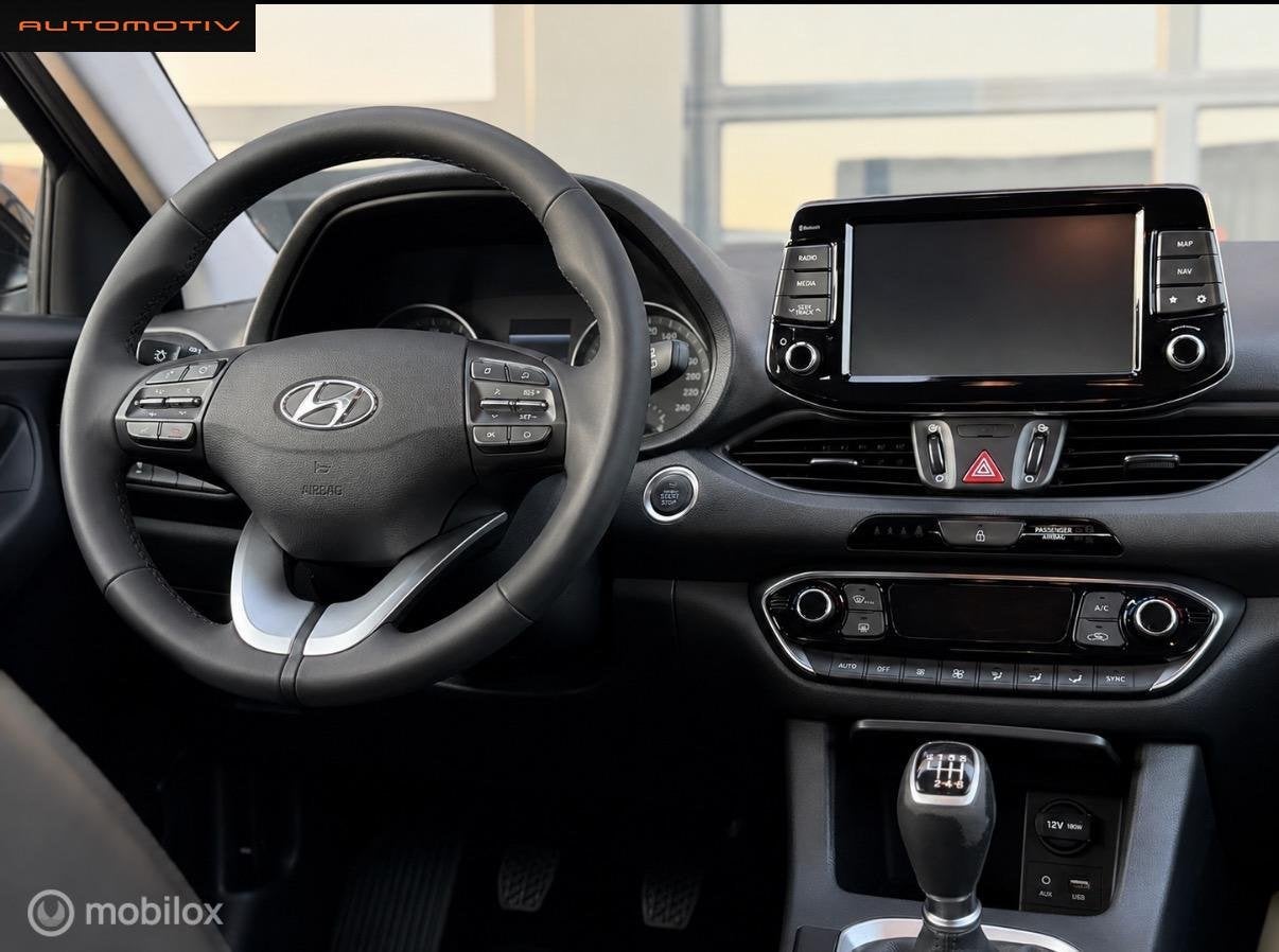 Hyundai i30 1.0 T-GDI Premium NAP / DAB / CAMERA, Auto's, Hyundai, Euro 6, Leder en Stof, Zwart, Origineel Nederlands