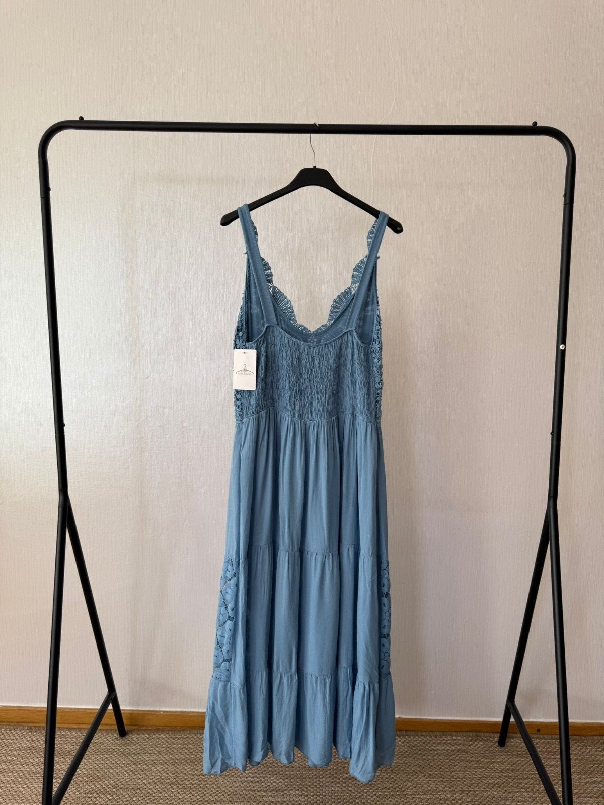 Lange blauwe jurk met kant en bloemenpatroon, Kleding | Dames, Jurken, Maat 38/40 (M), Blauw, Ophalen of Verzenden, Onder de knie
