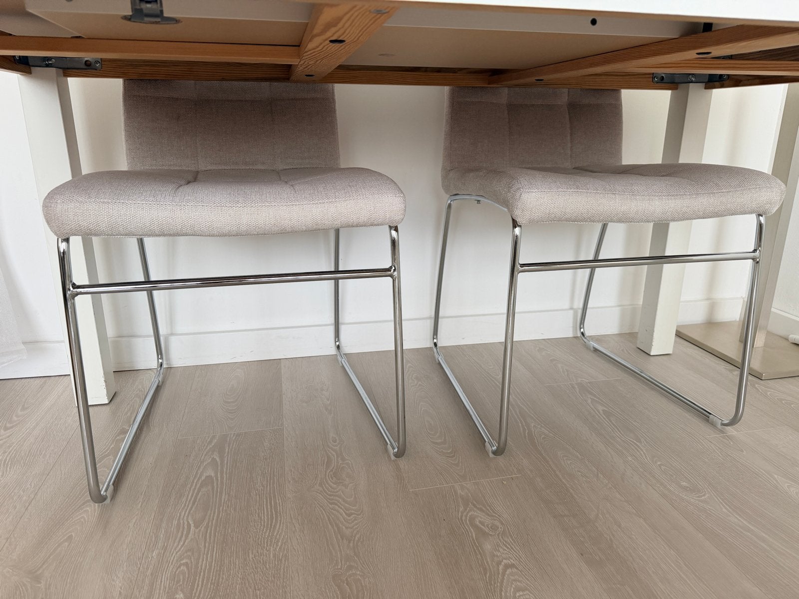 Foto 4 van JYSK Hammel eetkamerstoelen - Beige stof, chroom onderstel