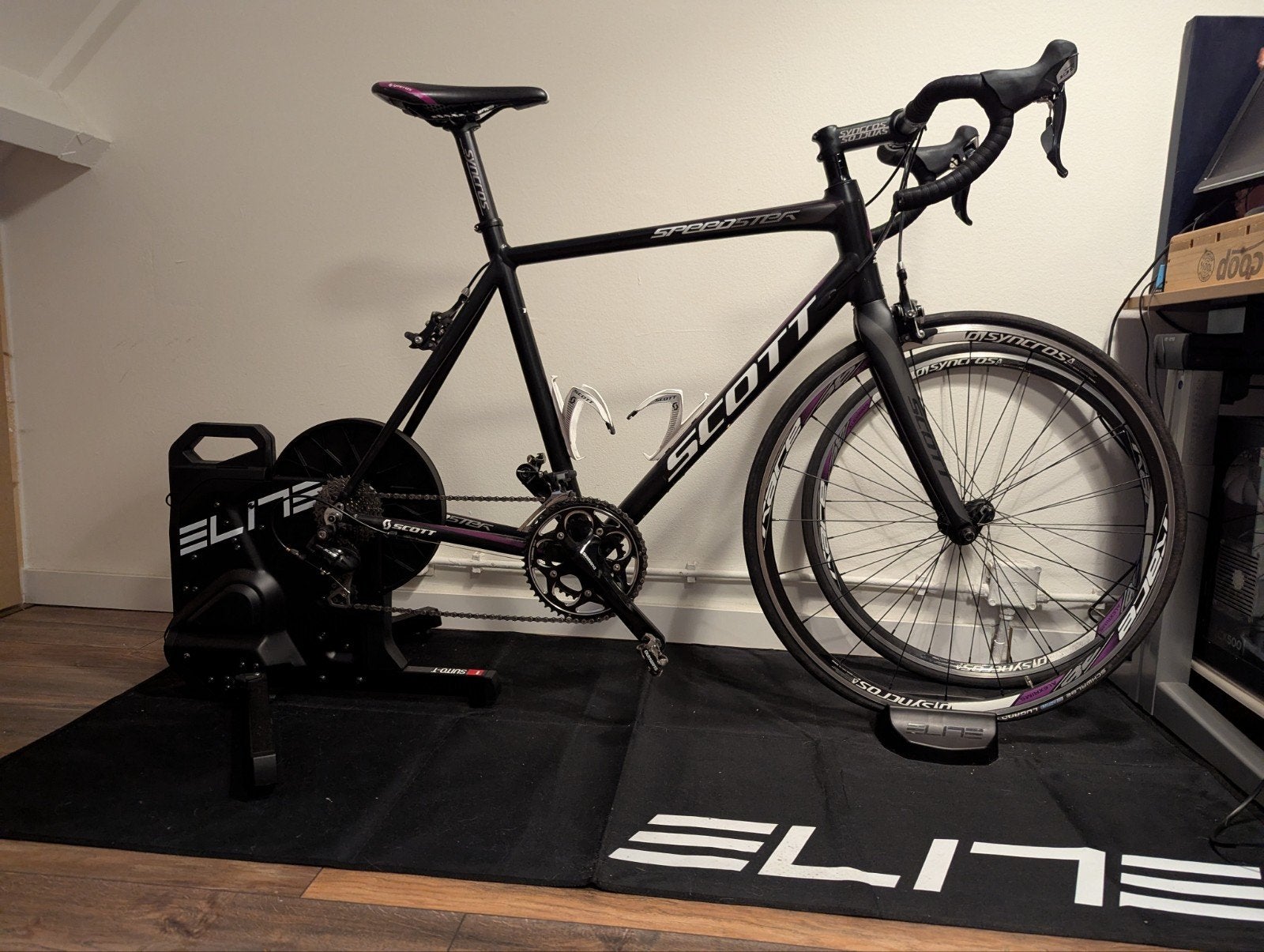 Elite Suito-T fietstrainer met Scott Speedster, Fietsen en Brommers, Fietsen | Racefietsen, 28 inch, Velgrem, Aluminium, Zo goed als nieuw
