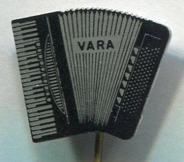 VARA accordeon blik muziekinstrument speldje ( V_041), Verzamelen, Speldjes, Pins en Buttons, Verzenden, Zo goed als nieuw, Merk