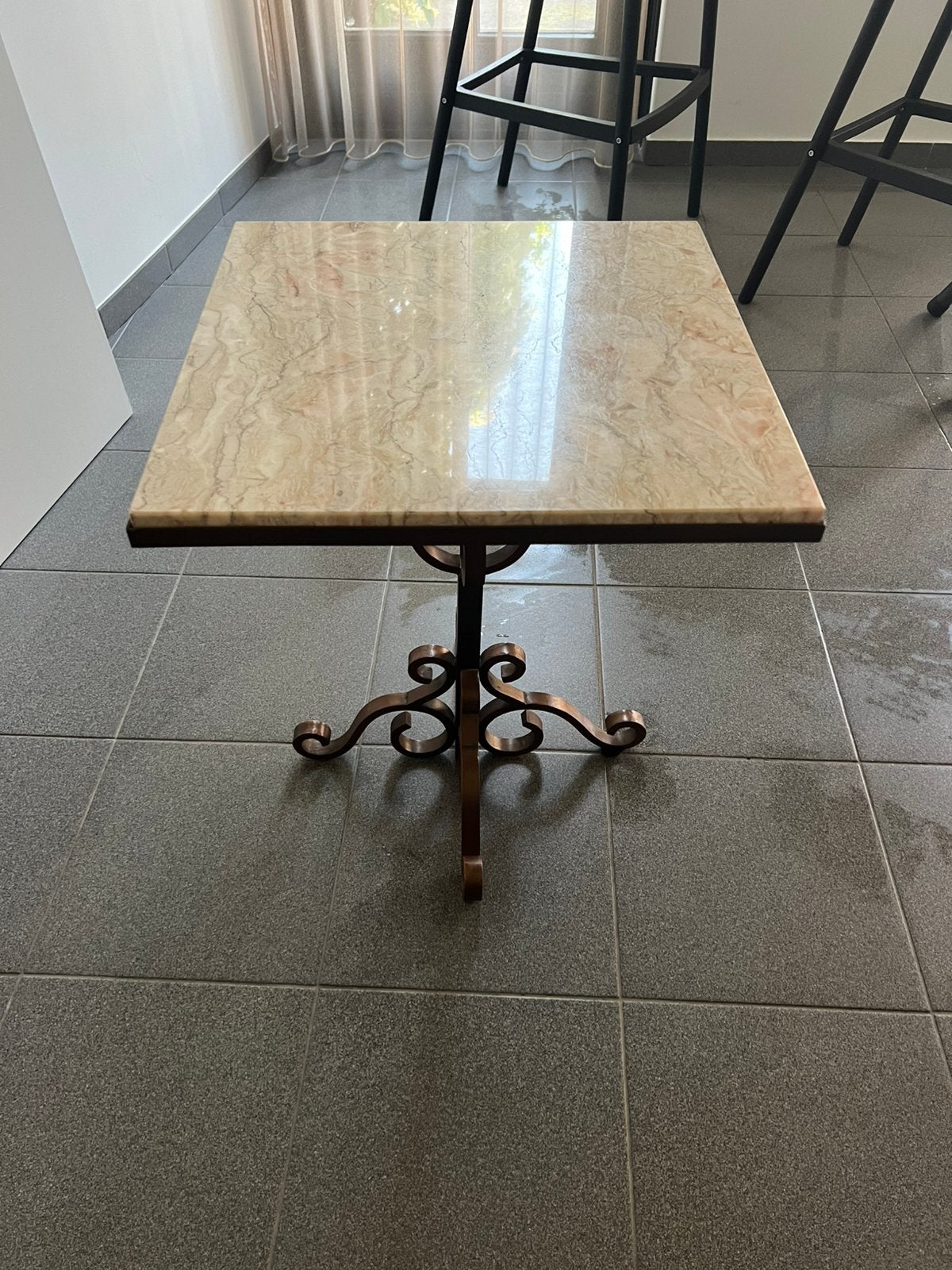 Antieke bijzettafel, Ophalen