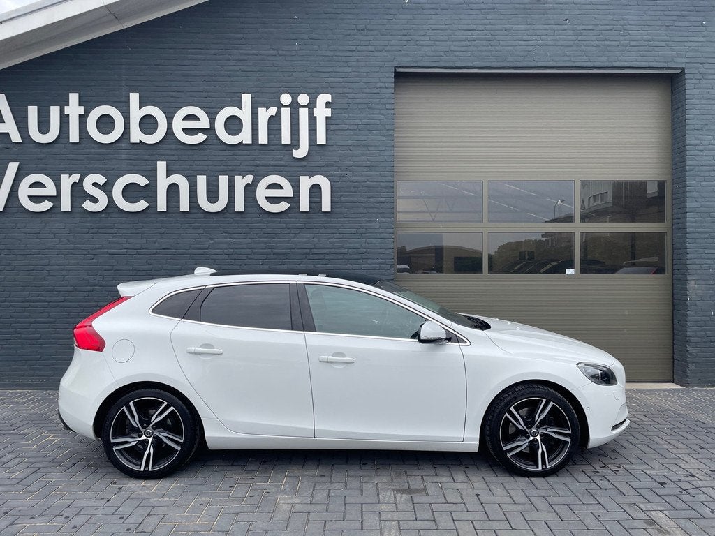 Volvo V40 2.5 T5 Summum uniek full option pano adaptieve cru, Auto's, Volvo, Euro 5, Gebruikt, Zwart, 700 kg