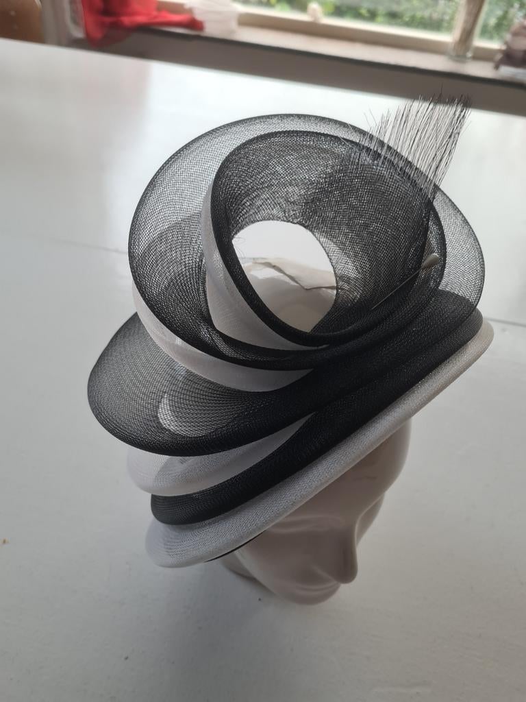 Elegante crinoline hoed - Zwart en wit, Ophalen, Zo goed als nieuw, One size fits all, Hoed