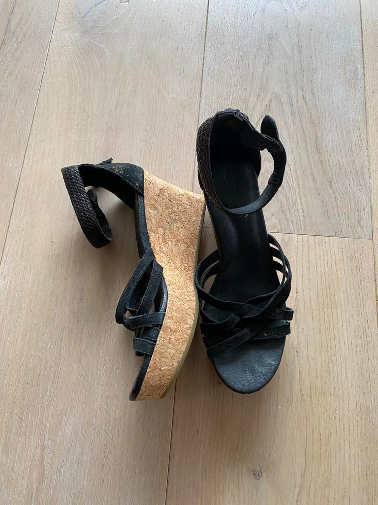 Ugg 40 plateau sleehak nieuwstaat, Zwart, Ophalen of Verzenden, Zo goed als nieuw, Schoenen met hoge hakken