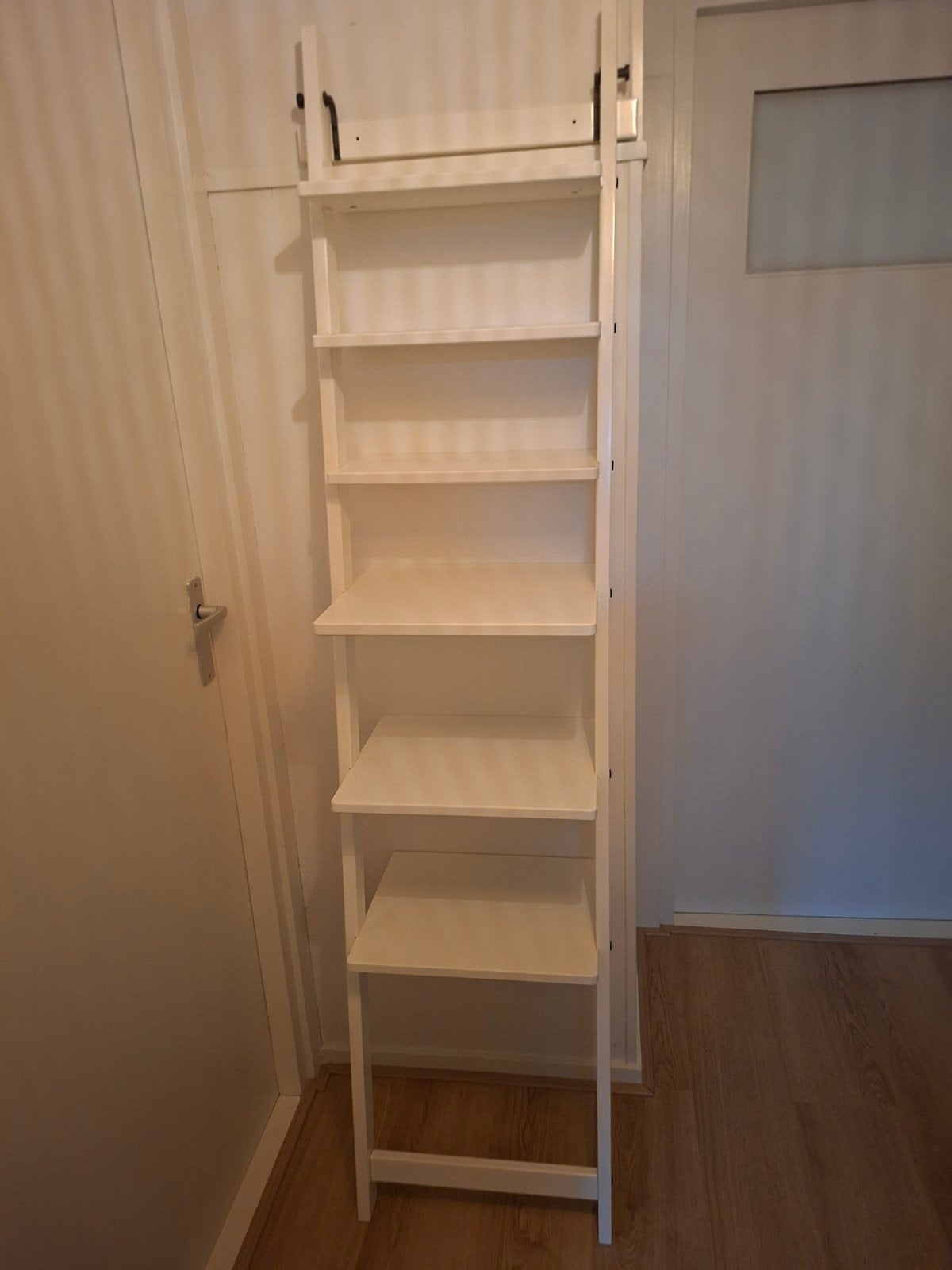 Witte ladderkast met 6 planken Hjalmaren, Huis en Inrichting, Ophalen, Met plank(en), Minder dan 50 cm, Gebruikt