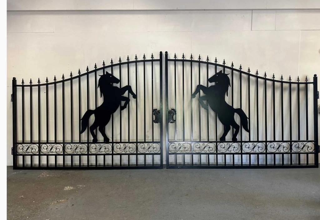 Metalen sierhekwerk met paardenmotief en poort, Met poort, Verzenden, Nieuw, Sierhekwerk