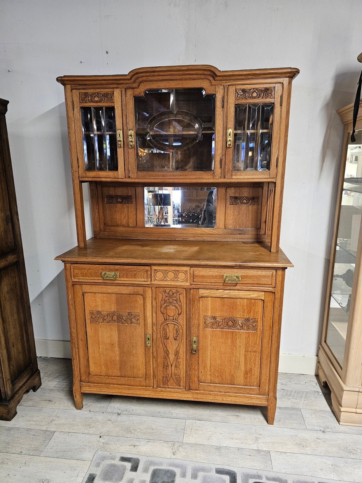 Antiek eiken dressoir met vitrinekast